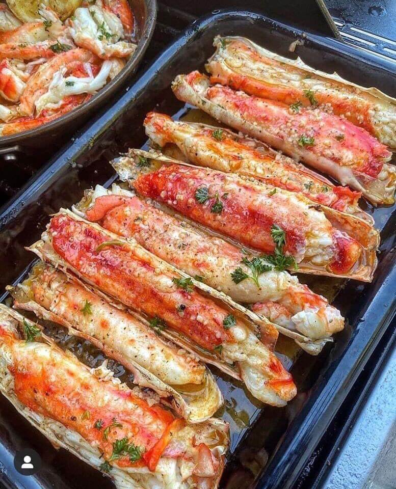 Baked Crab Legs in Butter Sauce