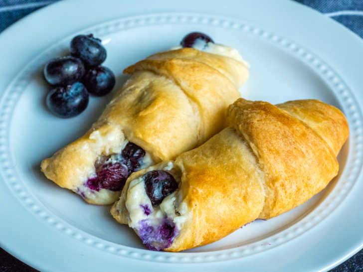 5-Ingredient Blueberry Cheesecake Rolls